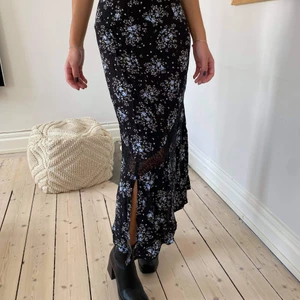 Långkjol från Miss Selfridge  - Superfin långkjol från Miss Selfridge. Endast använd en gång så väldigt fint skick! 