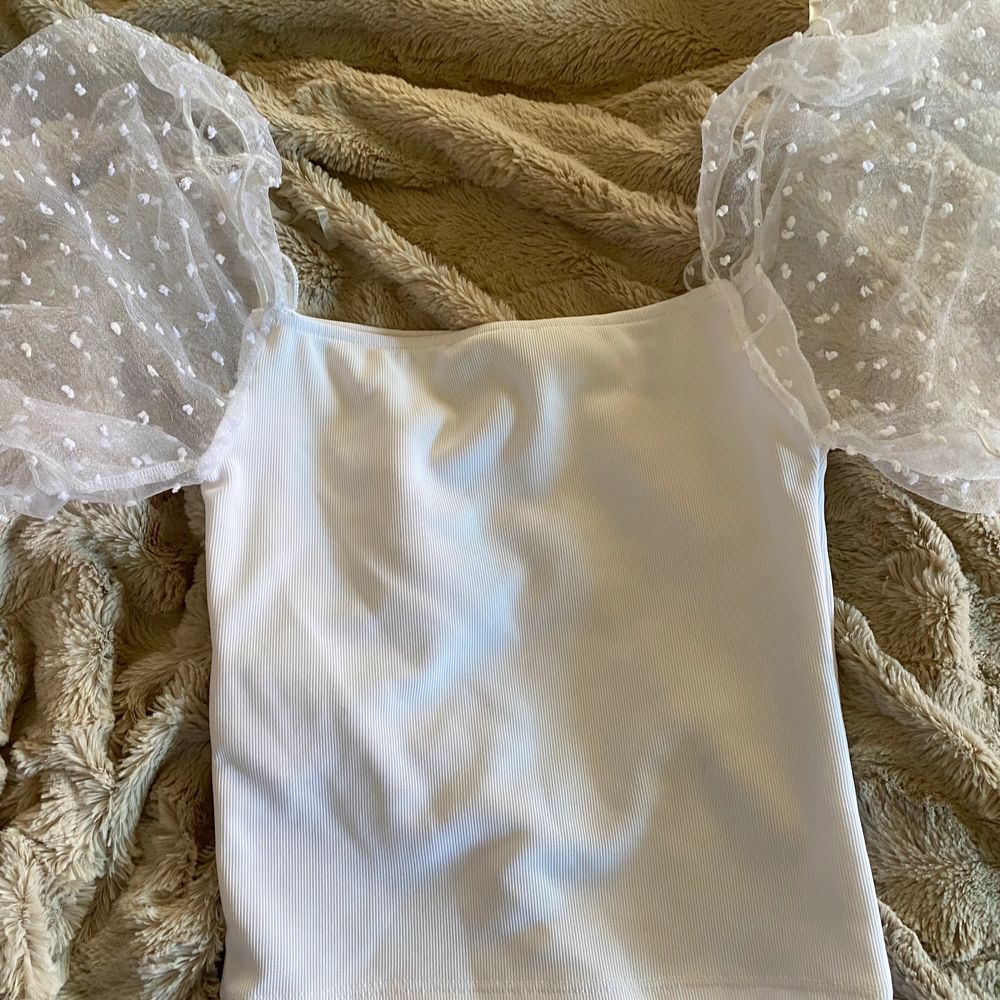 Jätte fin vit topp med puffärmar ifrån New Yorker. Har aldrig använt denna tröjan men prislappen är av. Köpte den för 95kr men säljer den för 30kr. På ärmarna är det vita prickar. 🤍. Toppar.