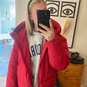 Röd jacka  - Intressekoll på denna snygga röda jacka!! Köpt på zara för några år sen och sparsamt använd💫💫