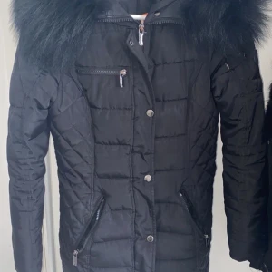 Rock And Blue  - Pälsen köptes för 1000kr separat, jackan för 1500kr.  Säljs för 1000kr.