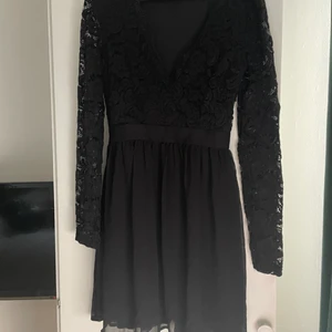 Svart klänning, med spets  - Svart klänning, med spets upptill. Säljs pågrund av att den är för liten för mig.                                                            Pris: 150kr