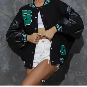 Baseboll jacka  - Detta är en väldigt snygg baseboll jacka i strl L. Den är helt oanvänd. Jag köpte den för 299kr på Shein och Säljer den för 200kr. Väldigt snyggt men kände inte att det var min stil riktigt. Den är overzised också, så gillar du den looken så är detta något för dig 😉köparen står för frakten