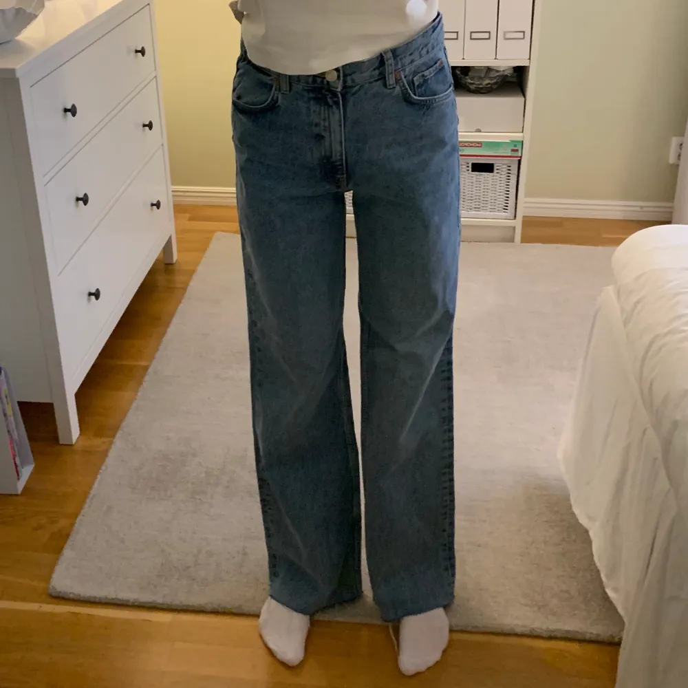 Vida, slutsålda jeans från Zara i strl 38. Långa på mig som är 175 cm. Använda 2-3 ggr, så de är i mycket bra skick. Fraktkostnad tillkommer.. Jeans & Byxor.