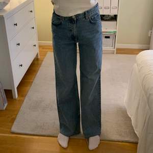 Vida, slutsålda jeans från Zara i strl 38. Långa på mig som är 175 cm. Använda 2-3 ggr, så de är i mycket bra skick. Fraktkostnad tillkommer.