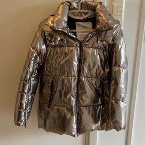 Zara vinterjacka - Superball jacka, använd ett fåtal gånger. Jag är 157 cm och bär strl S. Jackan är oversized och i färgen metallic