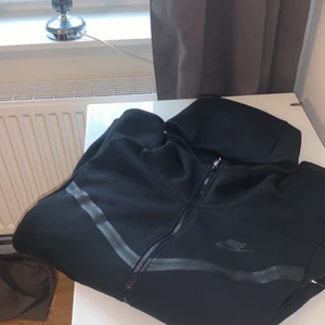 Nike Tech Fleece - Nike tech fleece, tröja o byxor. Går o köpa bara byxor eller bara tröja, den är helt nyskick nästan då den knappt är använd. Strl M köpt för 2100 på footlocker, skriv pm för pris