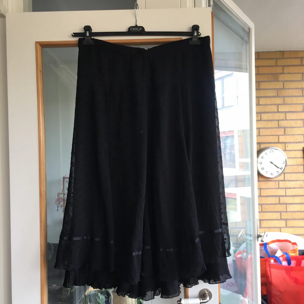 Helt ny svart kjol stolek 46 men lite stor i storleken. Finns en dragkedja där bak. Väldigt fin kjol men säljer pga av att den är lite för stor på mig. Frakt ingår ej . Kjolar.