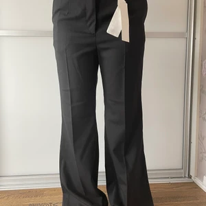 Kostymbyxor från arket - Säljer dessa stilrena kostymbyxorna från Arket med 100% ull. Prislappen är kvar och de är helt oanvända. Säljer pga att jag köpte fel storlek💗💗
