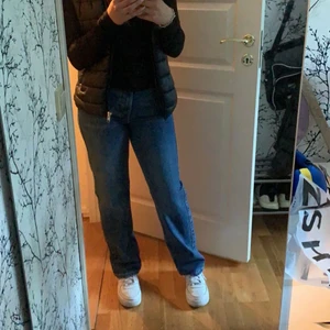 Jeans weekday - Jeans från weekday använda Max en gång! Säljer pågrund av köpte fel storlek. Frakt tillkommer