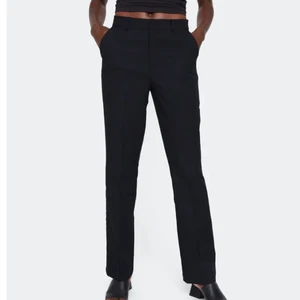 Svarta kostymbyxor från Bikbok  - Svarta kostymbyxor från Bikbok i modellen ”Vilma”. Användbara kostymbyxor, passar både till vardags & festligare tillfällen. Sparsamt använda. Storlek: 34. Normala i storleken. Hör av dig om det önskas fler bilder! Nypris: 399kr. Mitt pris: 150kr