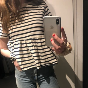Zara topp!!! - Denna populära t-shirt från zara i strl S, inte använd mycket alls så den är i väldigt bra skick, köp för 100kr💞💞💞