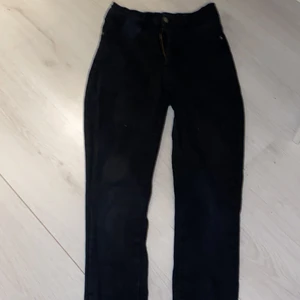 Molly jeans  - Säljer mina jeans  Molly jeans från gina då de inte kommer till användning längre💓  dom är köpt för 300 men säljer för 100+frakt 
