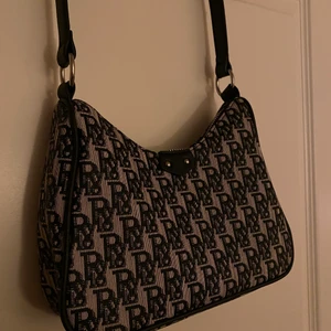 Tygväska - Liknar pradaväskan. Minns ej vart den är köpt men i bra skick, inga defekter!