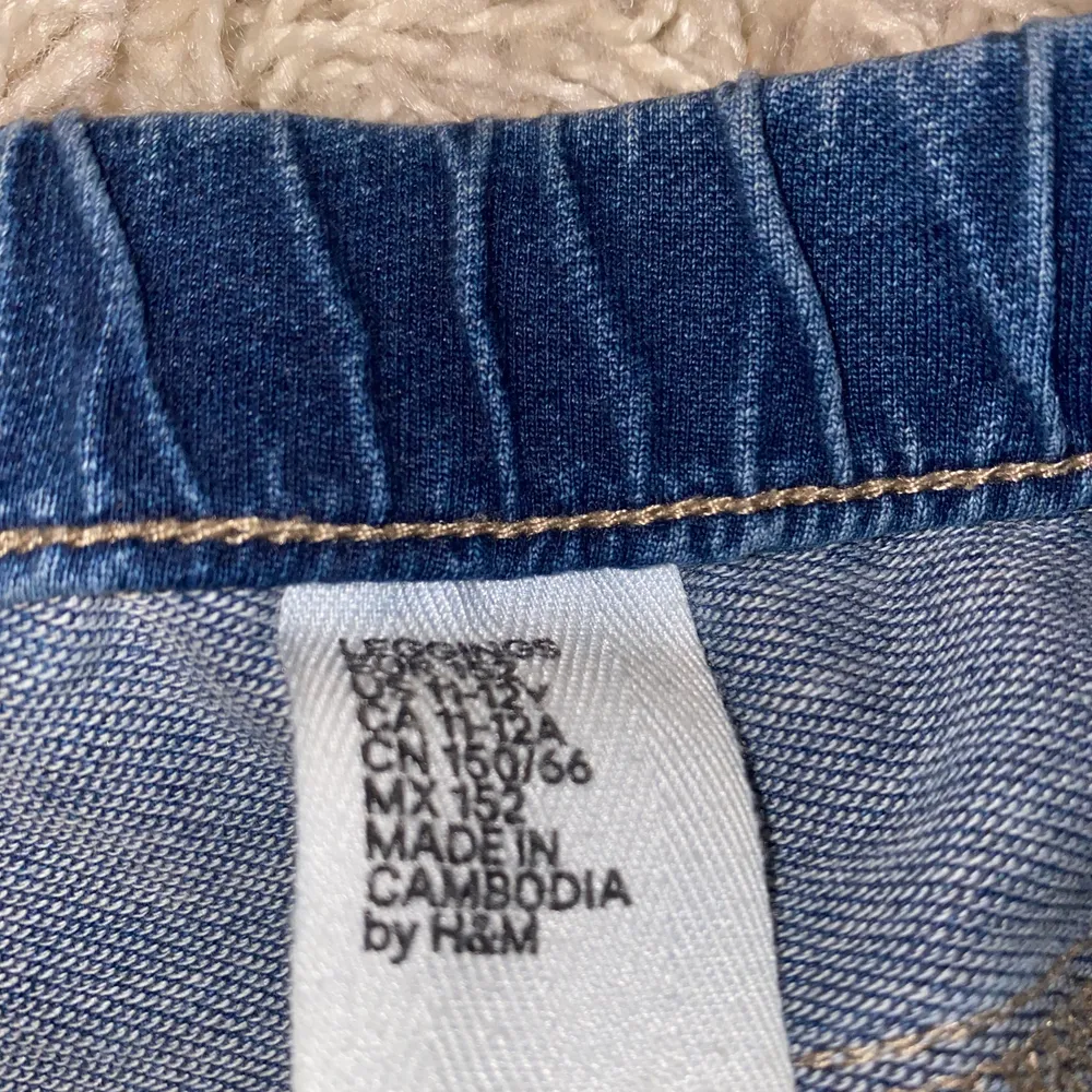 Mörkblåa skinny jeans byxor från H&M har storlek på skulle gissa S. Jeans & Byxor.