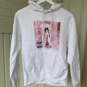 Vit hoodie  - Endast använda en gång. I storlek S men liten i storleken. Skriv privat för flera bilder eller frågor. 90kr + frakt. 💗
