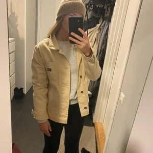 Stilren jeansjacka från märket ”Dickies” i storlek XS-small. Kan mötas upp i Linköping annars står köparen för frakten.  - Jeansjacka, beige, Dickies 