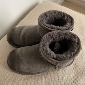 Grå uggs inköpta för 3 års sen. Inte använda mycket men är inte impregnerade så det är fläckar på dom, därav priset. Inte testat att tvätta dom men det kan säkert gå bort om man skulle vilja lämna in dom på tvätt eller liknande. 🖤