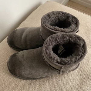 Grå uggs - Grå uggs inköpta för 3 års sen. Inte använda mycket men är inte impregnerade så det är fläckar på dom, därav priset. Inte testat att tvätta dom men det kan säkert gå bort om man skulle vilja lämna in dom på tvätt eller liknande. 🖤