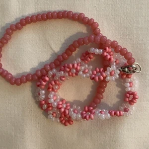 Halsband blommor - Handgjort halsband med blommor. Köparen står för frakten, 12kr. Samfraktar vid köp av flera smycken.