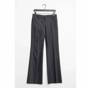 Lågmidjade Kostymbyxor  - Säljer dessa lågmidjade mörk grå kostymbyxor från EXPRESS. strl är 32 men skulle passa strl 34 också. Färgen i verkligheten är mer som den första bilden, den ser lite mörkare ut på de två sista. Innebensläng 81cm. 