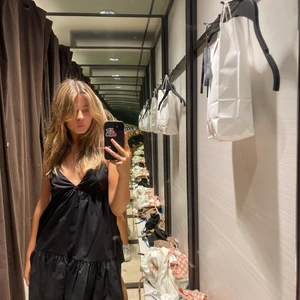 Zara svart klänning  - Jag säljer zaras otroligt söta klänning på grund att jag inte fått användning till den på ett tag. Den är helt oanvänd och prislappen sitter kvar. Den är köpt i somras och endast testad! Köpt för 359kr. Kan mötas upp i malmö området annars så står köparen för frakten💗💗💗