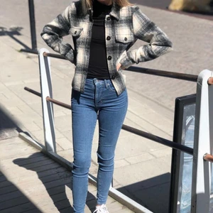 Rutig jacka  - Jättefin jacka i tjocktmaterial. Använd 1-2 gånger så mycket bra skick. Säljer då den är lite för liten för mig. Nypris 599:-, köparen står för frakt men kan även mötas upp i Östersund 🥰🥰