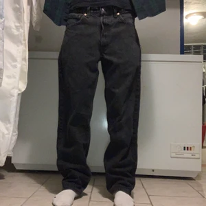 Levi’s Jeans 550 svarta - Svarta Levis Jeans 550 köpta från Beyond Retro för ett år sedan. Loose passform “Relaxed fit” W34 L32. Passar mig bra som är 182 cm. Bra skick, lite urtvättade men det gör dem bara snyggare enligt mig. Kan mötas i Malmö eller Skurup, annars frakt.