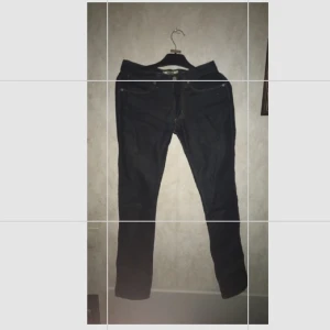 Acne studios  - Säljer mina jeans som är köpa på secondhand, dom är alldeles för tighta för mig och lite korta. Jag är 175. Jättefina och använda en gång ifrån mig. Sorry för dålig kvalite. Storleken står inte men skulle tippa på XS-S🥰 Dom är LÅGMIDJADE.Om du vill ha bild på är de bara att skriva!🤍