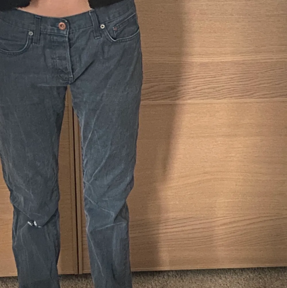 Säljer ett par super snygga lågmidjade/mid Rise jeans (beroende på hur man vill att dom ska sitta). Dom har ett litet hål på knäna, kan skicka bättre bild på de vid intresse! 🖤 ❌ är osäker på hur stora dom är i midjan, men kan mäta ifall att de behövs ❌ och är 34 längden.. Jeans & Byxor.