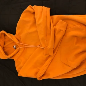Orange Hoddie - En orange hoddie från HM i herrstorlek. Kan mötas upp i Kristianstad eller Hässleholm.
