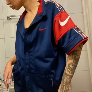 Vintage Nike T-shirt jacka/kofta - Vintage Nike T-shirt jacka/kofta i strl M, sitter såhär på mig som är XS rätt oversize ✌🏽 utropspris 150, köpt för 450 på beyond retro. Jättefint skick  