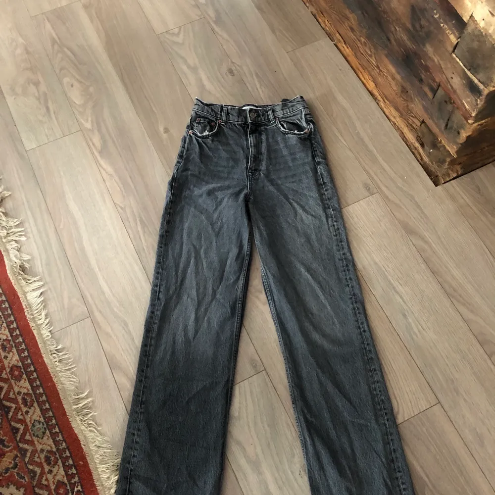 Säljer ett par fina zara jeans, storlek 34, som tyvärr inte kommer till användning. Hela och fina och sparsamt använda. Kan skickas mot fraktkostnad💕💕. Jeans & Byxor.