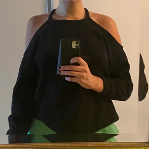 Open shoulder sweatshirt - Svart sweatshirt med öppna axlar, storlek small, köpt på Urban Outfitters. Sparkle & Fade. Jag bär vanligtvis M/L i toppar så denna ska nog vara ännu mer oversize för S.