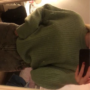 Grön tröja  - Grön stickad tröja från H&M använd högst 4 gånger. Fick inte användning för den och just nu tar den bara upp plats i garderoben 