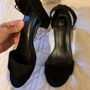 Klackar/sandaletter!  - Säljer dessa fina klackar som bara kommit till användning en kväll, så de är i princip som nya! Storleken ”är” 35 men jag har vanligtvis 36/37 och de passar mig perfekt! Spänne som går att reglera runt ankeln & 4/5 cm klack. Köpta på Scorett. Materialet är svart & som ”mocka”.