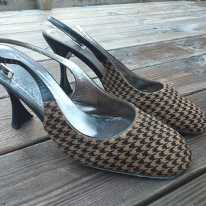 Dolce Gabbana klackar - Genuina dolce Gabbana klackskor, stadiga och jättefint mönster. Man ser små slitningar på klacken och på sidan av tyget (se bild 2). Undersidan och banden är slitna men välfungerande. Detta är inget jag tycker syns när man har på sig skorna och de sitter som en smäck. 