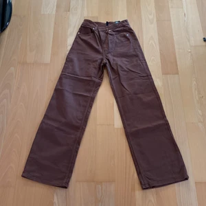Bruna byxor - Bruna Jeans från HM i mycket fint skick. Dem är uppsydda i slutet av benen pga att jag är lite kortare, men det är en perfekt längd för dig som är mellan 160-165 beroende på hur löst man vill ha dem vid benet. Använda en gång så det är mycket bra skick💜💜. Priset kan diskuteras☺️