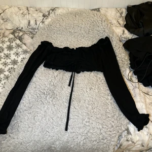 Topp - en basic topp som passar perfekt till sommarn då hela magen syns och du kan ha den som både offshoulders och inte storlek s men passar bra på folk som har storlek xs