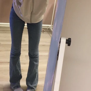 Neverdenim jeans - Ljusa bootcut, svinsnygga och sitter perfekt på dig som har smala lår. Säljer för att jag är sugen på att byta ut min garderob! Är 165. Pris kan absolut diskuteras. Vill bli av med dom. 