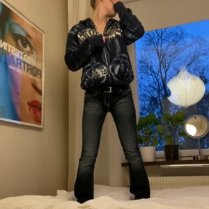 Asfet ed hardy tröja - Säljer min svin snygga mörkblå ed hardy tröja. Skit bra skick inga tydliga defekter❤️ storlek S men sitter som en större S. ‼️kontakta mig INNAN du vill köpa‼️