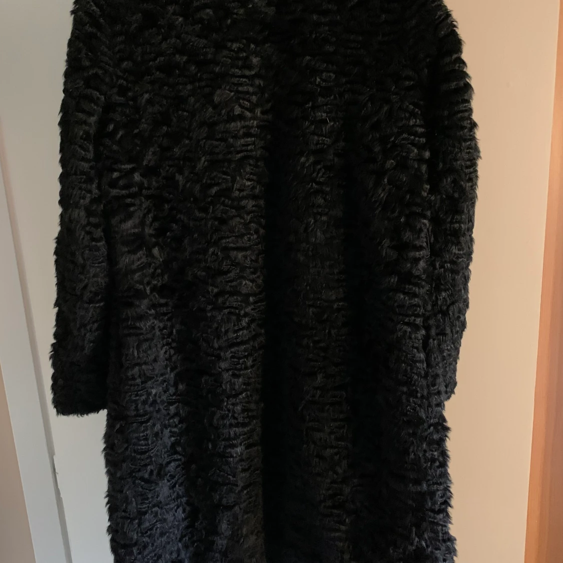 Svart kappa i fake päls - 90