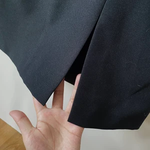 Kjol med slits - Superfin pennkjol med en slits vid ena låret. Fint och slätt material. Storlek 46 men DEFINITIVT mer som en S. Jag har M i kjolar vanligtvis och denna var alldeles för liten. 40kr + frakt!