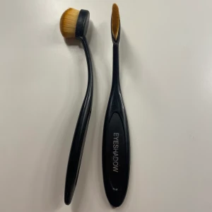 Sminkborstar  - 2 jätte bra sminkborstar använda ett fåtal gng, och i jätte bra skick💕💕