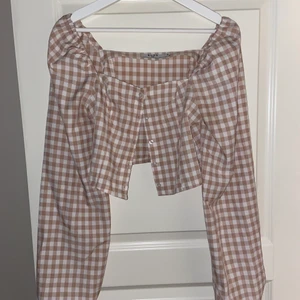 En rutig blus från NAKD - En rutig blus från NAKD i storlek 36! Har används ett fåtal gånger