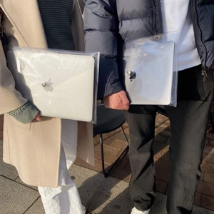 Astuccio datorfodral  - Ett transparent och vattenresistent datorfodral av båtkapellplast. Tåligt och slitstarkt, passar till alla kläder och alla väder! 