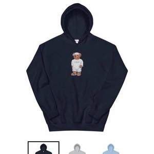Säljer nu denna marinblåa hoodien från fashionbear då det var fel storlek. Motivet ”Cally bear”. Nypris är 599 men säljer för 299. 