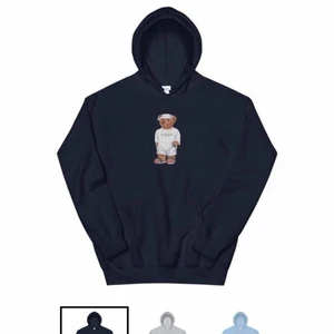 Björn hoodie - Säljer nu denna marinblåa hoodien från fashionbear då det var fel storlek. Motivet ”Cally bear”. Nypris är 599 men säljer för 299. 