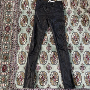 Skinny jeans från Vero Moda  - Jag säljer nu dessa skinny jeans med slit. Dom är i fake matt läder och i fint skick. Dom är i storlek xs/32. Dom sälj inte längre på hemsidan och kommer tyvärr inte ihåg nypriset men jag säljer dom för 100 kr:)  Köparen står för frakt! 