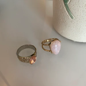 Ringar - Säljer dessa två super söta ringar, skulle säga att dom är i strl. S kanske M. Båda för 60kr och 30kr styck💗✨