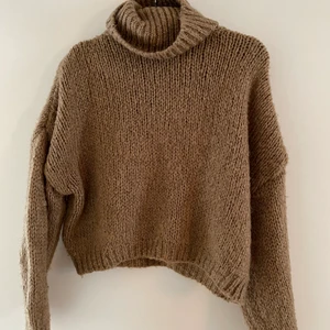 Chiquelle stickad tröja - Supergosigt material. Den slutar strax under naveln. Strl M. 